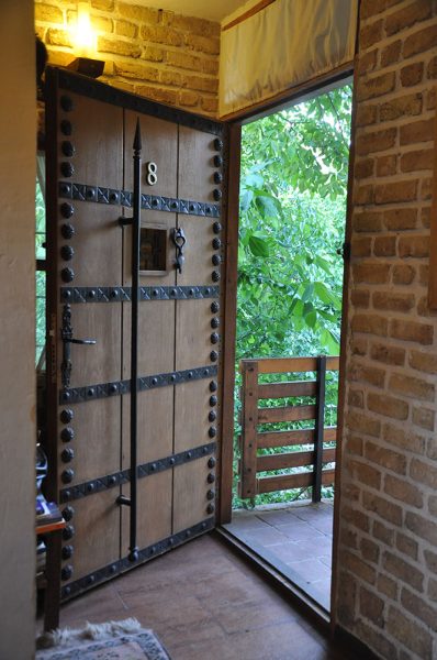 درب چوبی ورودی آپارتمان یا ویلا به سبک روستیک با یراق آلات روستیک